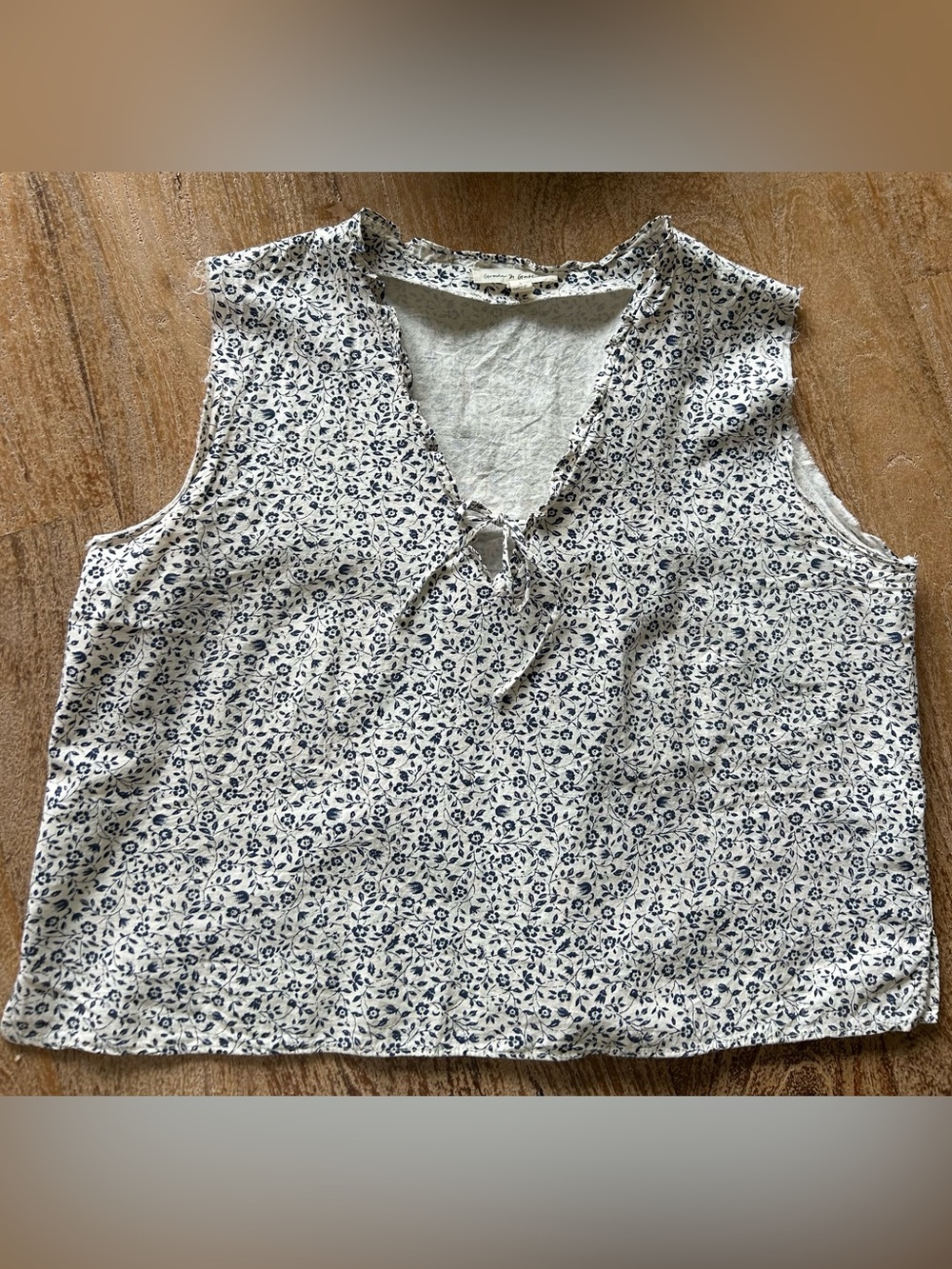 Women's Grade & Gather Sleeveless Navy and Cream Floral Crop Top- Size Large